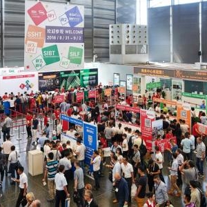 Crowd-at-registration-e1501131538466