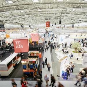 ein-blick-ueber-die-halle