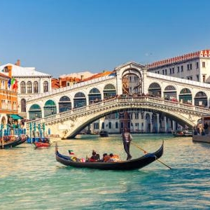 rialto-bridge-venice-gondola-near-italy-39798077